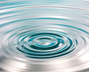 Superficie dell’acqua con onde concentriche a rappresentare ascolto e profondità nel processo creativo digitale