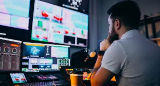 Postazione di editing video con monitor e software per la post produzione digitale