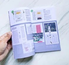 Brochure cartacea aperta a rappresentare servizi di grafica e comunicazione visiva