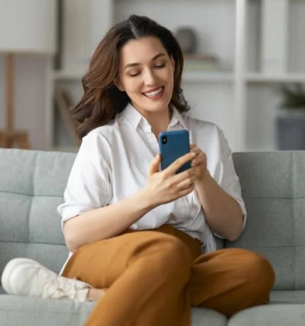 Persona che utilizza uno smartphone per navigare online e rappresentare la presenza digitale