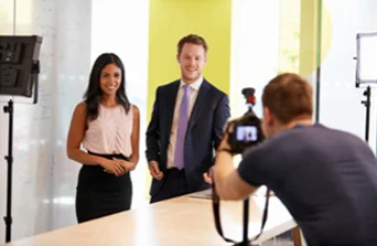 Set fotografico con persone durante uno shooting per la creazione di contenuti digitali
