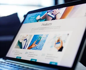 Interfaccia di sito web responsive su tablet sviluppato da Alecor Digital