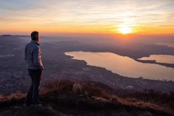 Persona che osserva un panorama al tramonto a rappresentare visione e consapevolezza nel digitale