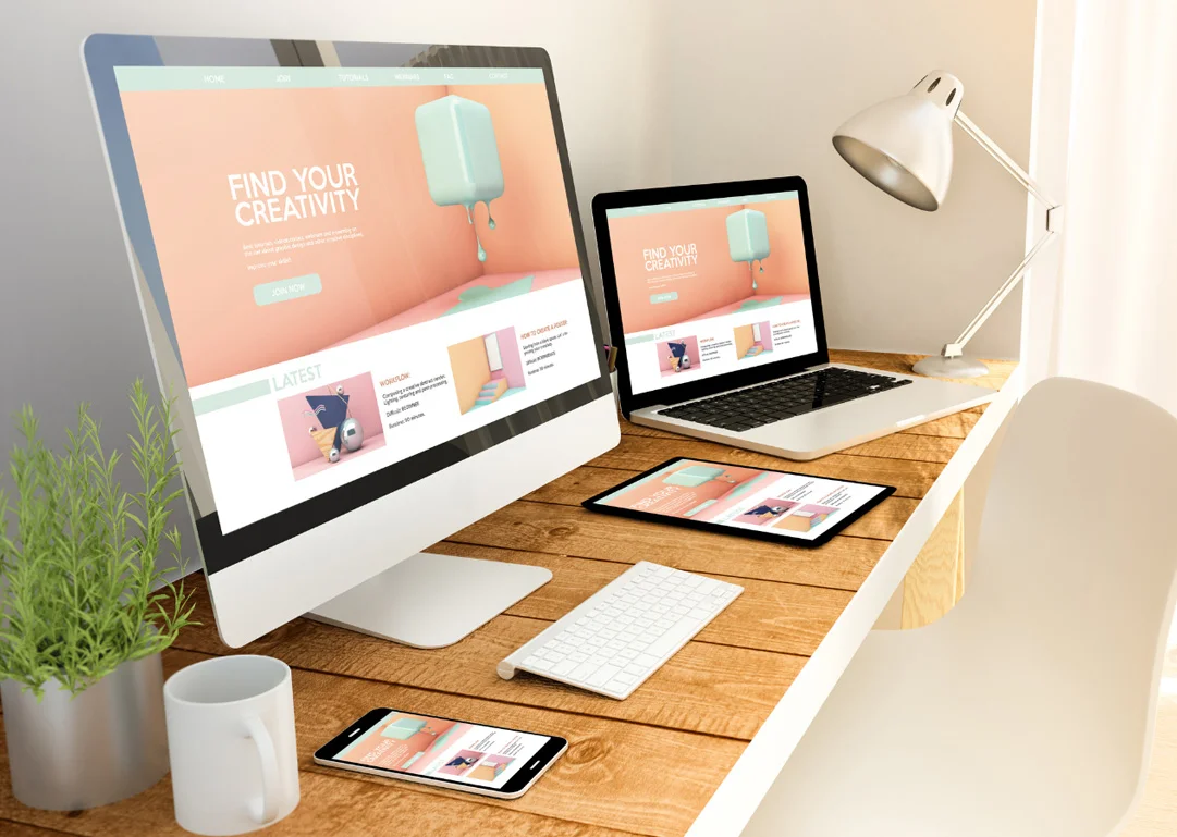 Sito web responsive visualizzato su più dispositivi per i servizi di Alecor Digital